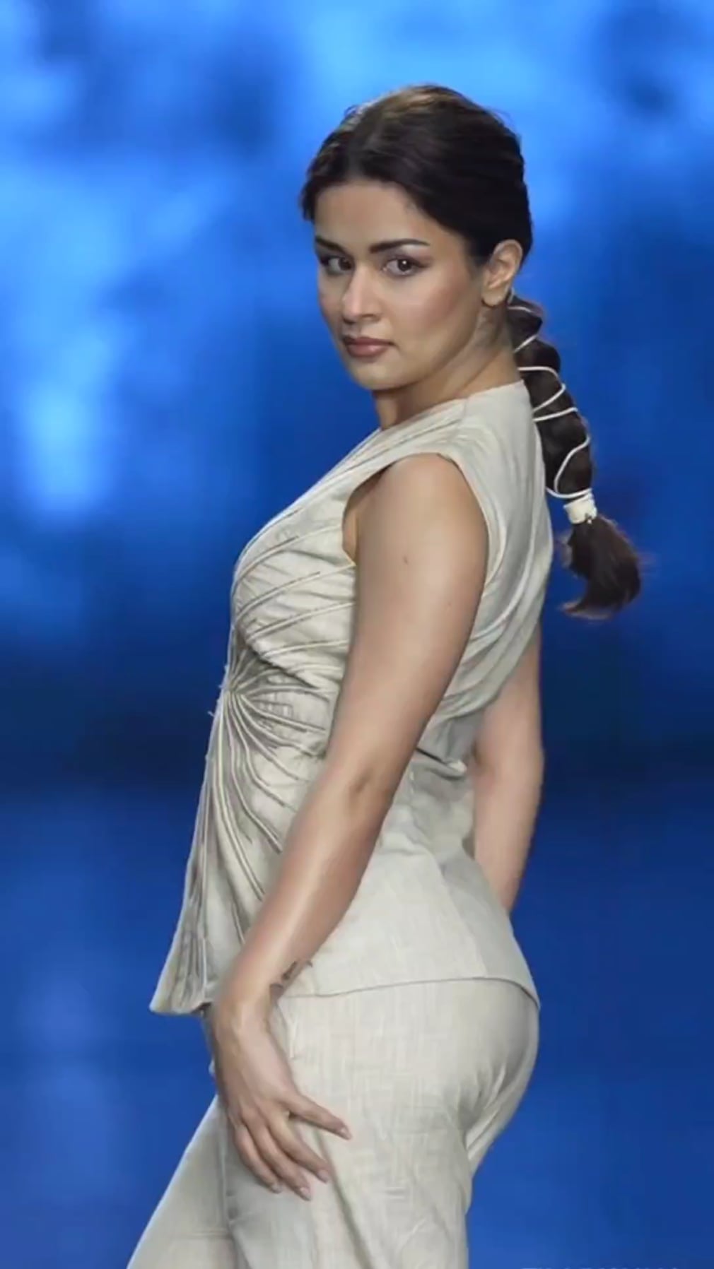 Hot and Sexy Avneet Kaur Shows Off Her Stunning Looks