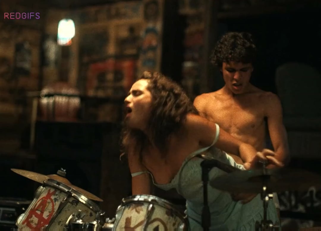 Adria Arjona sizzles in a provocative nude scene in Los Frikis