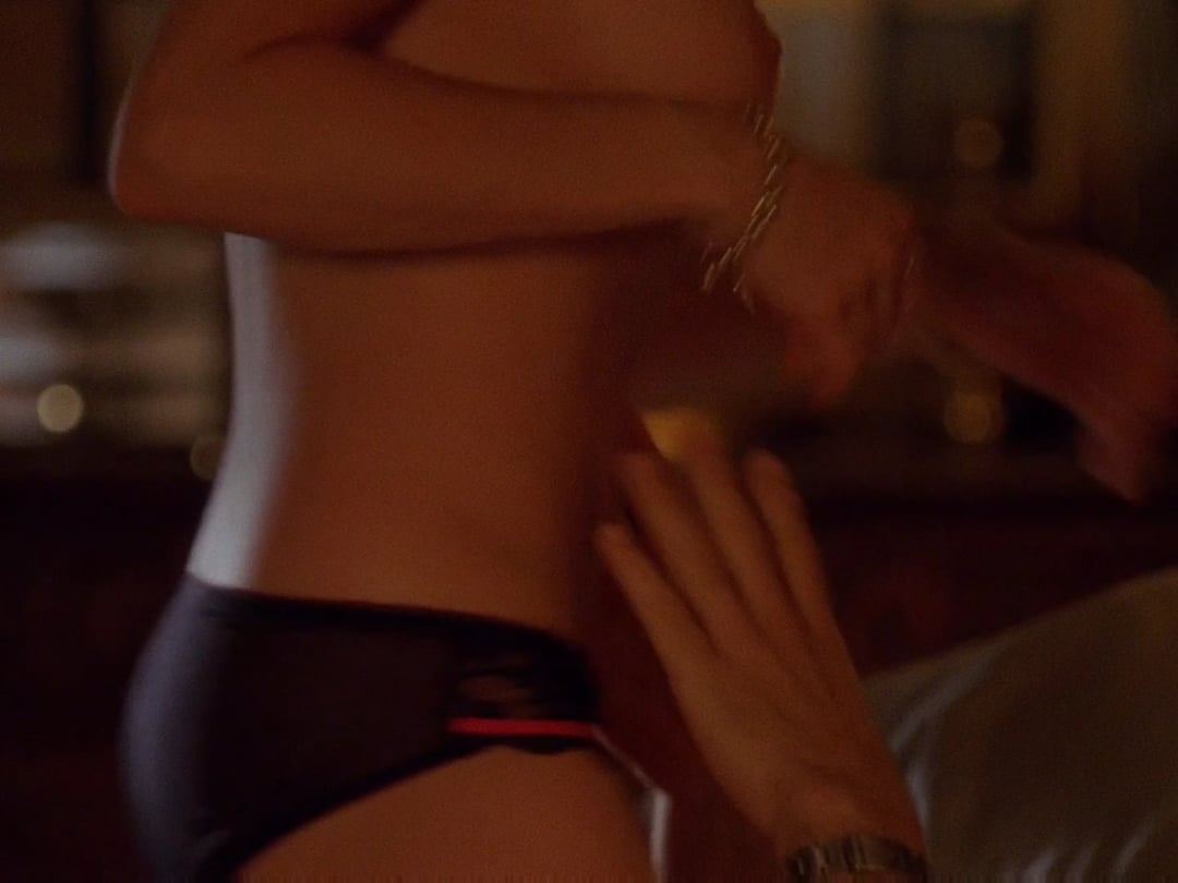 Alanna Ubach sizzles in a hot nude scene that you won’t want to miss!