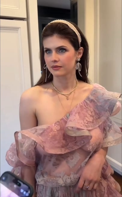 Alexandra Daddario Looks Hot in Sexy Dresses Showing Off Her Curves