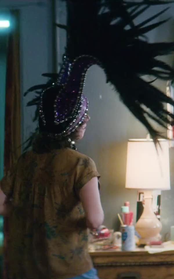 Alison Brie’s sexy topless dance with Betty Gilpin