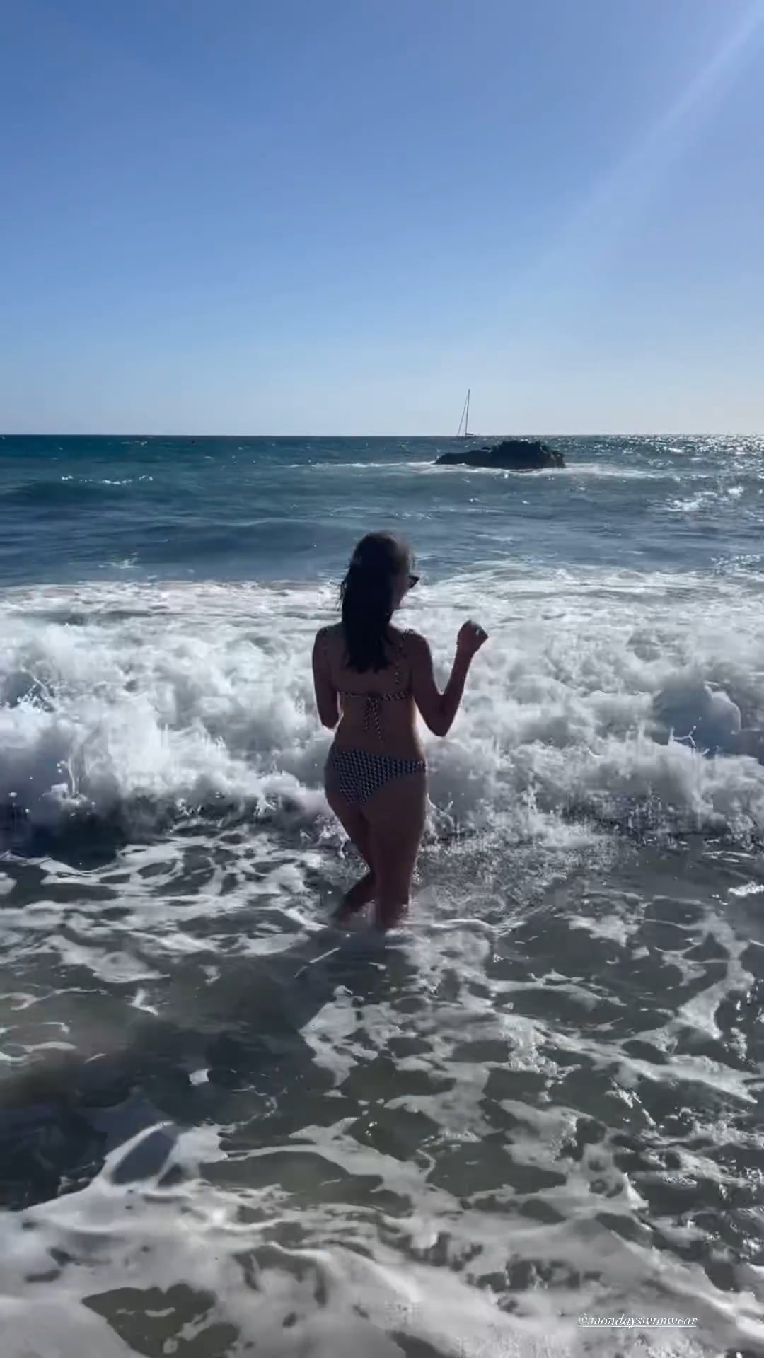 Alycia Debnam-Carey Strips Down to Show Off Her Sexy Butt