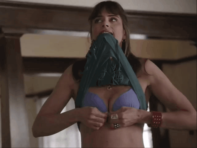 Amanda Peet’s Jaw-Dropping Transformation from Dressed to Undressed in a Sexy Nude Reveal