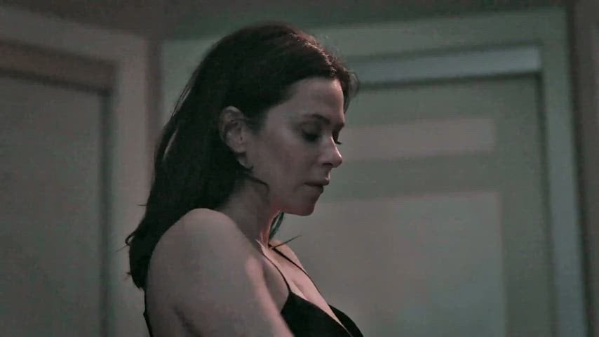 Anna Friel’s Sexy Ass Steals the Spotlight