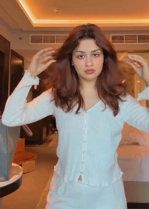 Avneet Kaur’s Steamy Nude Scene in a Hot Movie