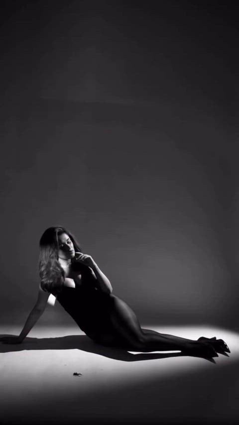 Avneet Kaur’s hot photoshoot video