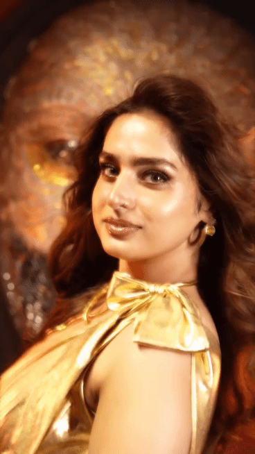 Ayesha Khan’s hot appearance in her latest video