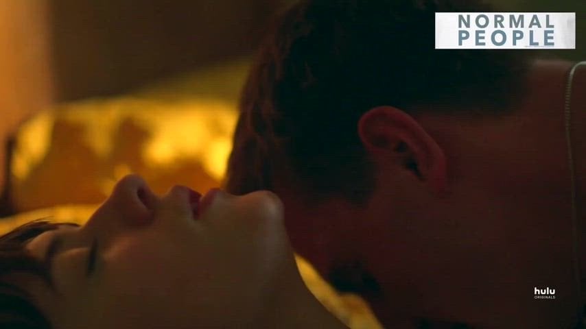 Daisy Edgar-Jones in a steamy nude scene from Normal People S1E5