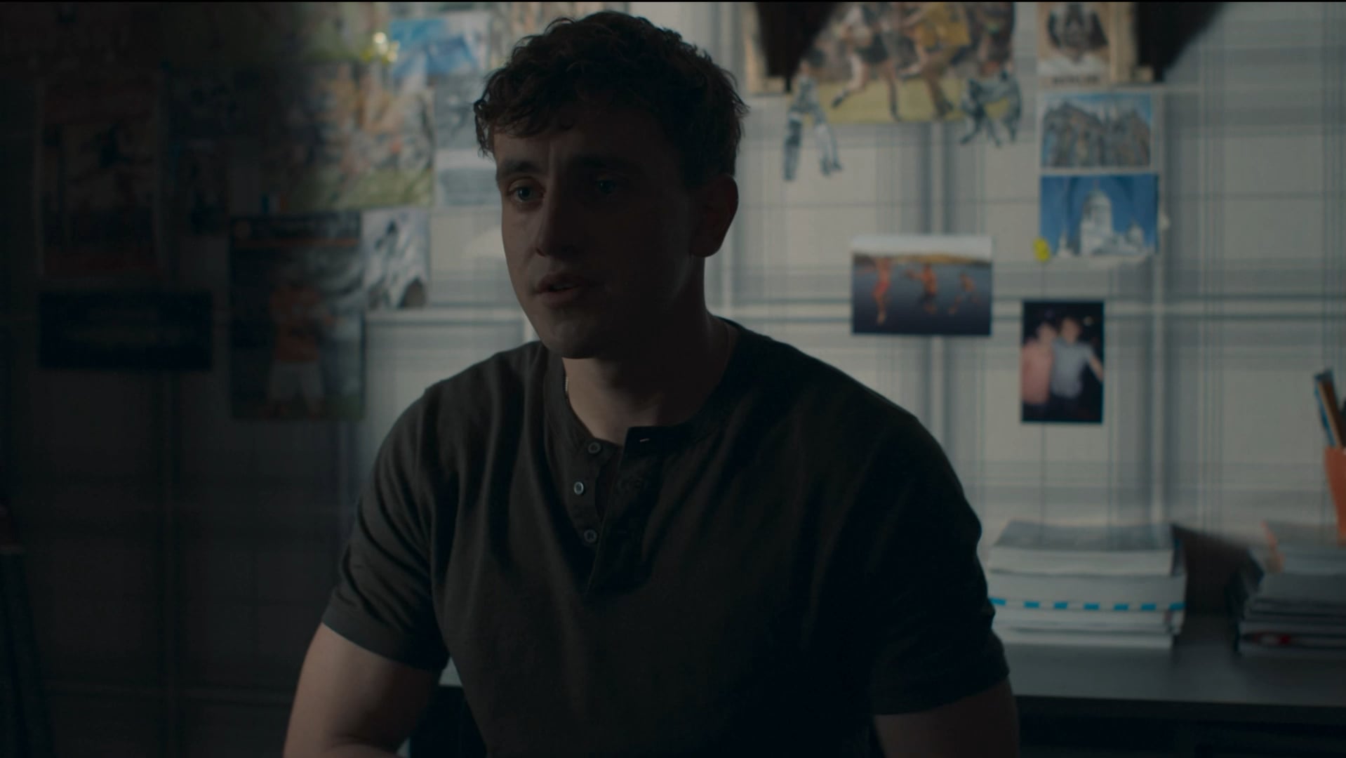 Daisy Edgar-Jones sizzles in a passionate nude scene.