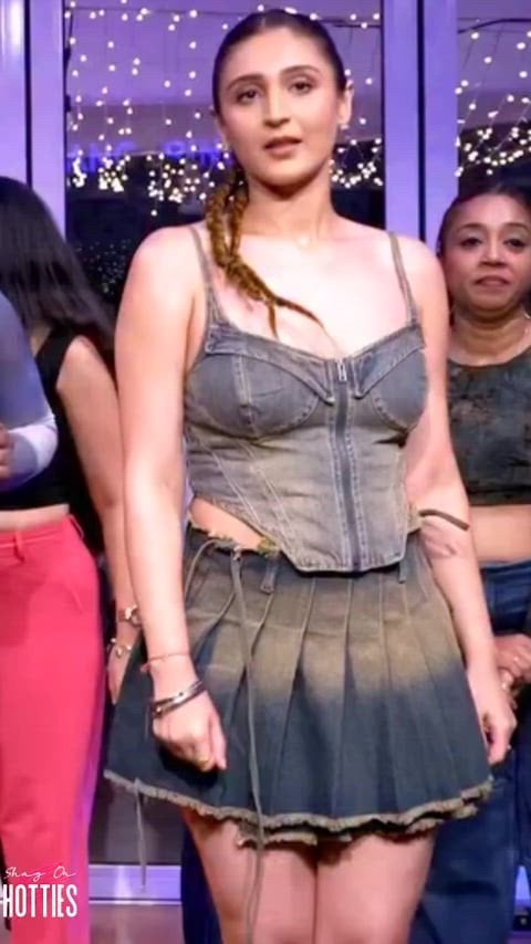 Dhvani Bhanushali looks super hot in this video