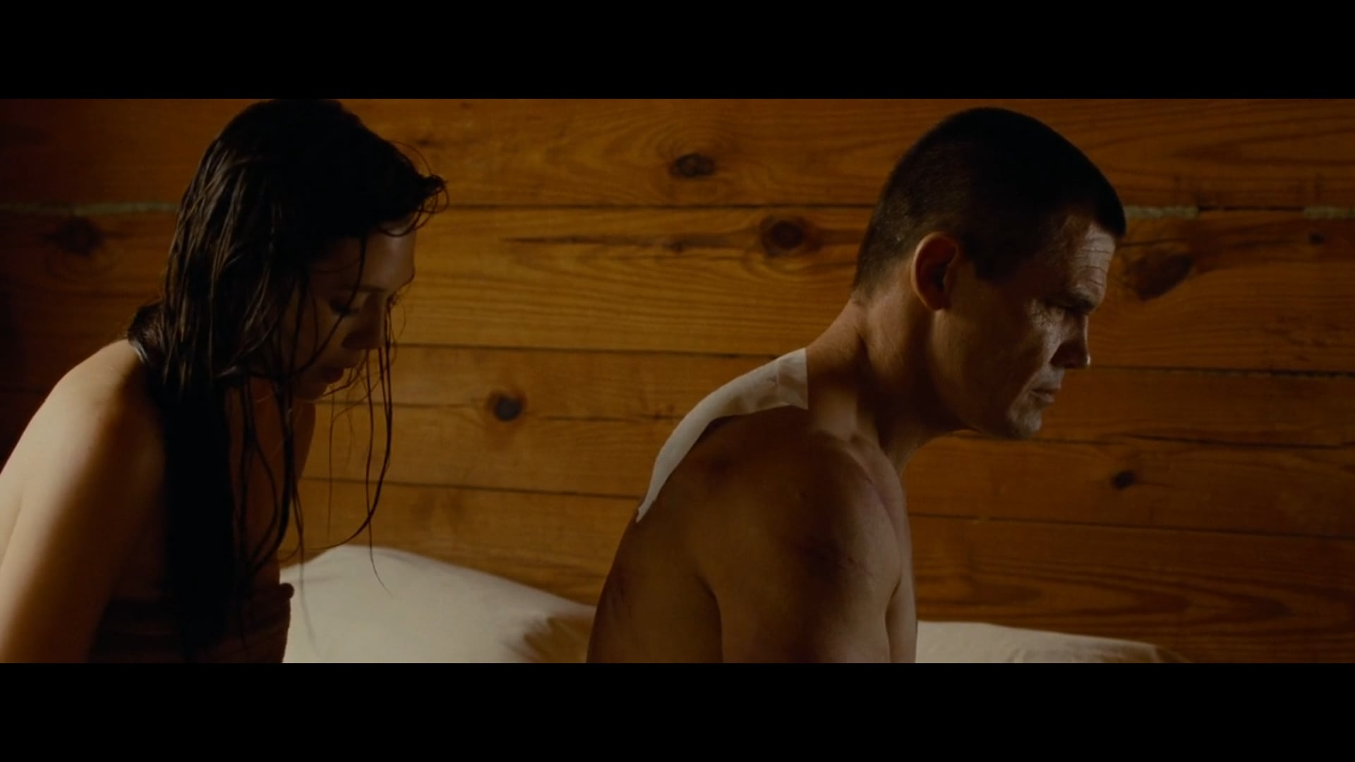 Elizabeth Olsen sizzles in a nude scene in Oldboy (2013)