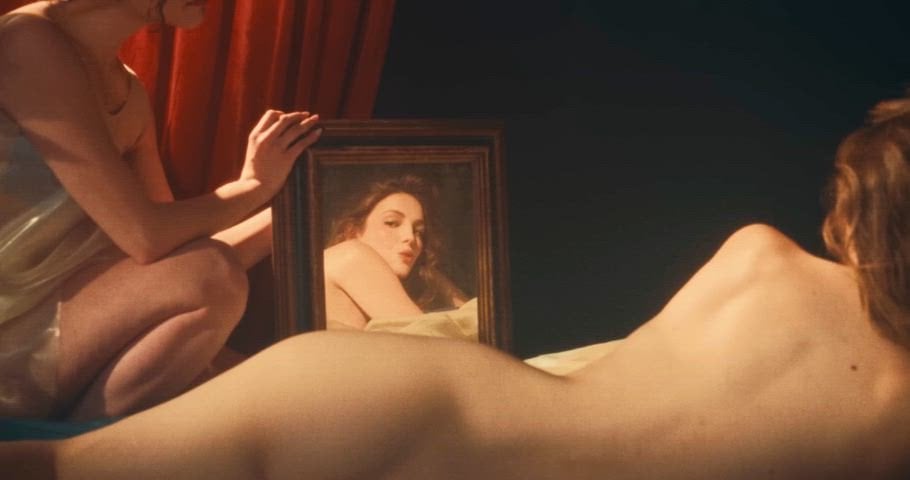 Ella Hunt stars in a nude scene in her music video Subway Trash (2025)