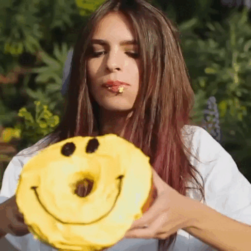 Emily Ratajkowski’s nude scene in the “24 Horas” trailer