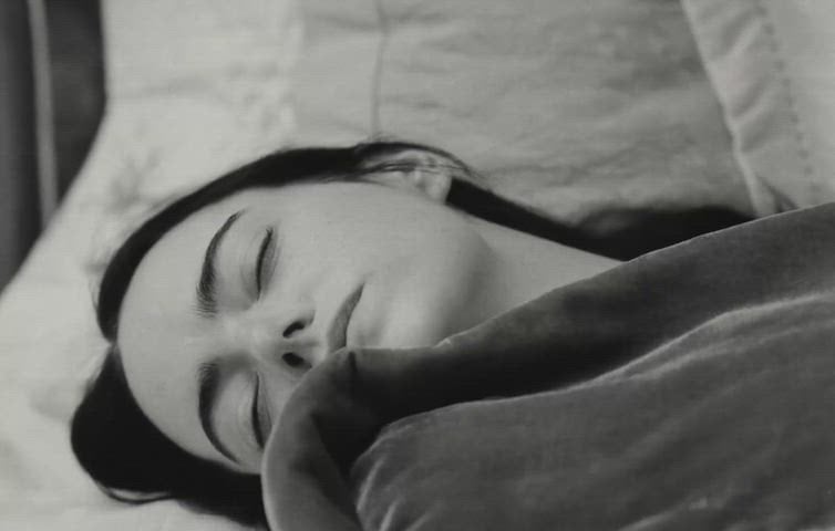 Emma Stone Unleashed: Hot and Sexy with Clothes On vs Nude and Tempting