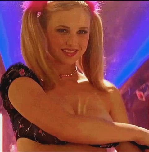 Fiona Gubelmann’s Sexy Transformation from Clothed to Nude