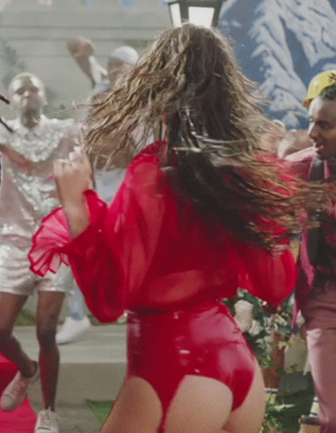 Hailee Steinfeld’s Sexy Ass Steals the Spotlight