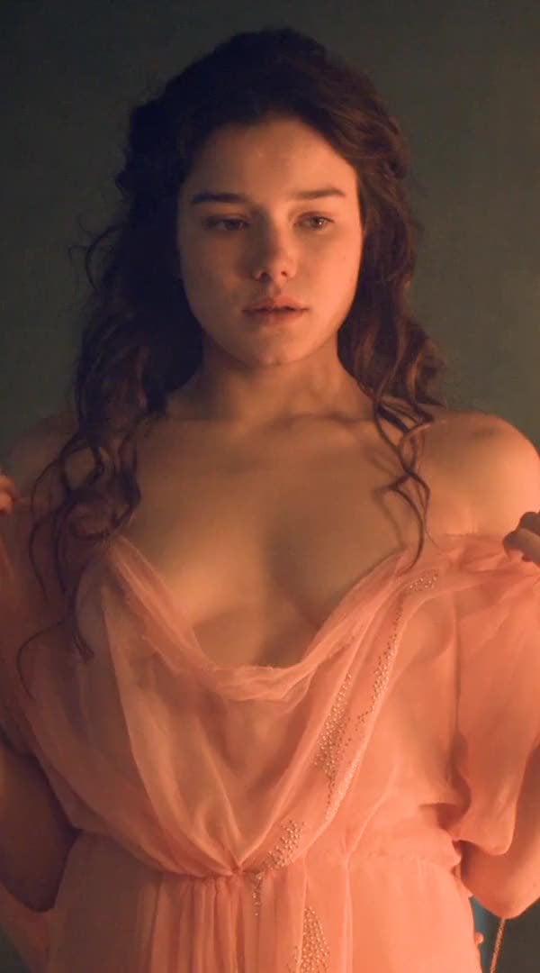 Hanna Mangan Lawrence Strips Down in a Sexy and Provocative Nude Comparison