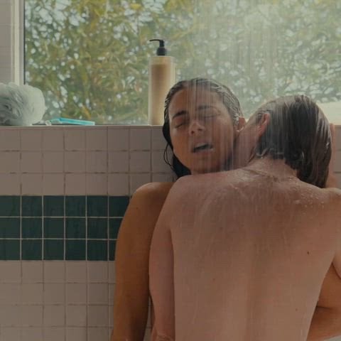 Hannah Einbinder and Lorenza Izzo star in a nude scene from “Hacks” Season 3 Episode 2