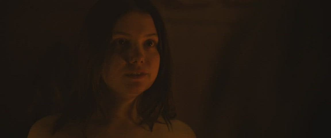Hannah Murray’s Hot Butt in a Sultry Moment