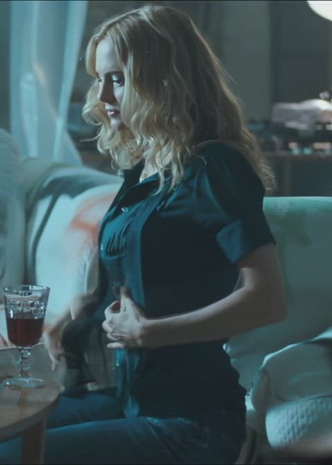 Heather Graham Strips Down in a Steamy Comparison of Clothes On vs Clothes Off