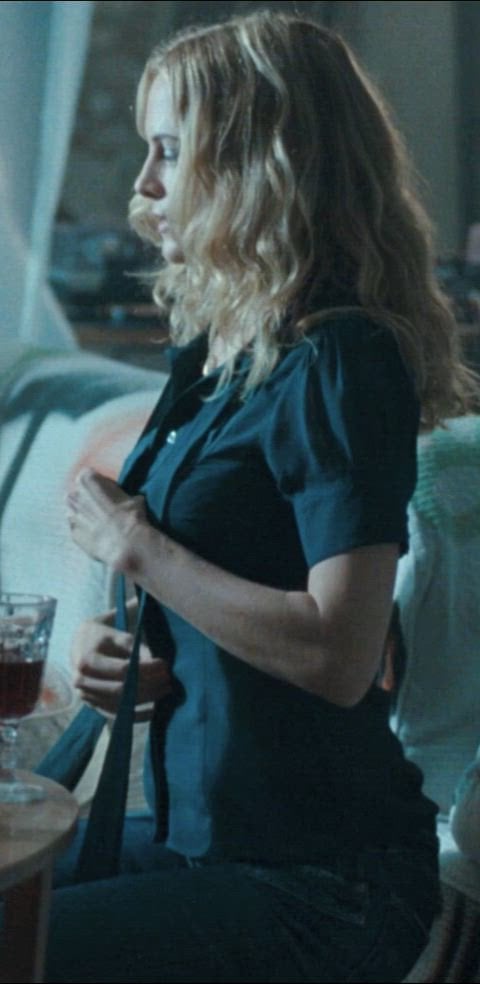 Heather Graham’s Sultry Undressing Scene in Boogie Woogie – 2009