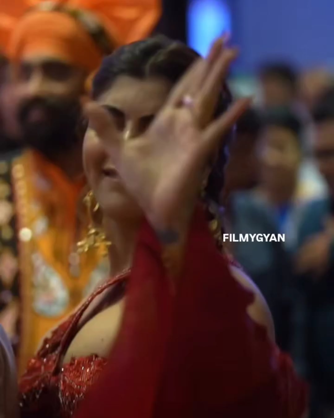 Hot Akanksha Puri Shows Off Her Sexy Cleavage