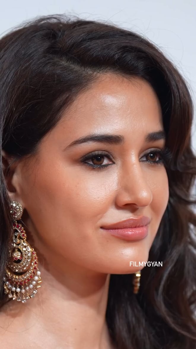 Hot Disha Patani Shows Off Her Sexy Style