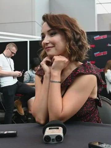 Hot Milana Vayntrub Shows Off Her Sexy Looks