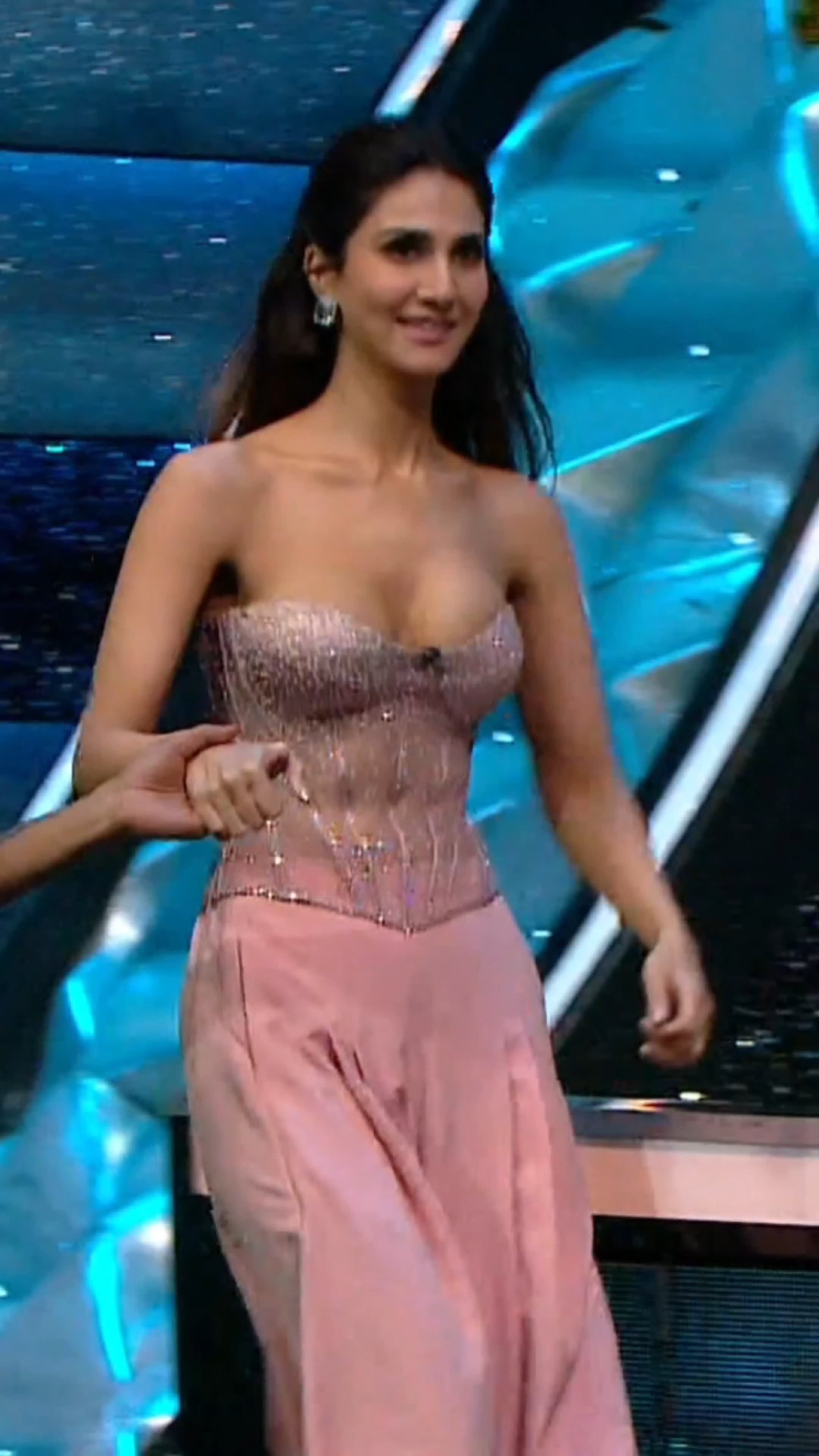 Hot Vaani Kapoor Shows Off Her Sexy Style