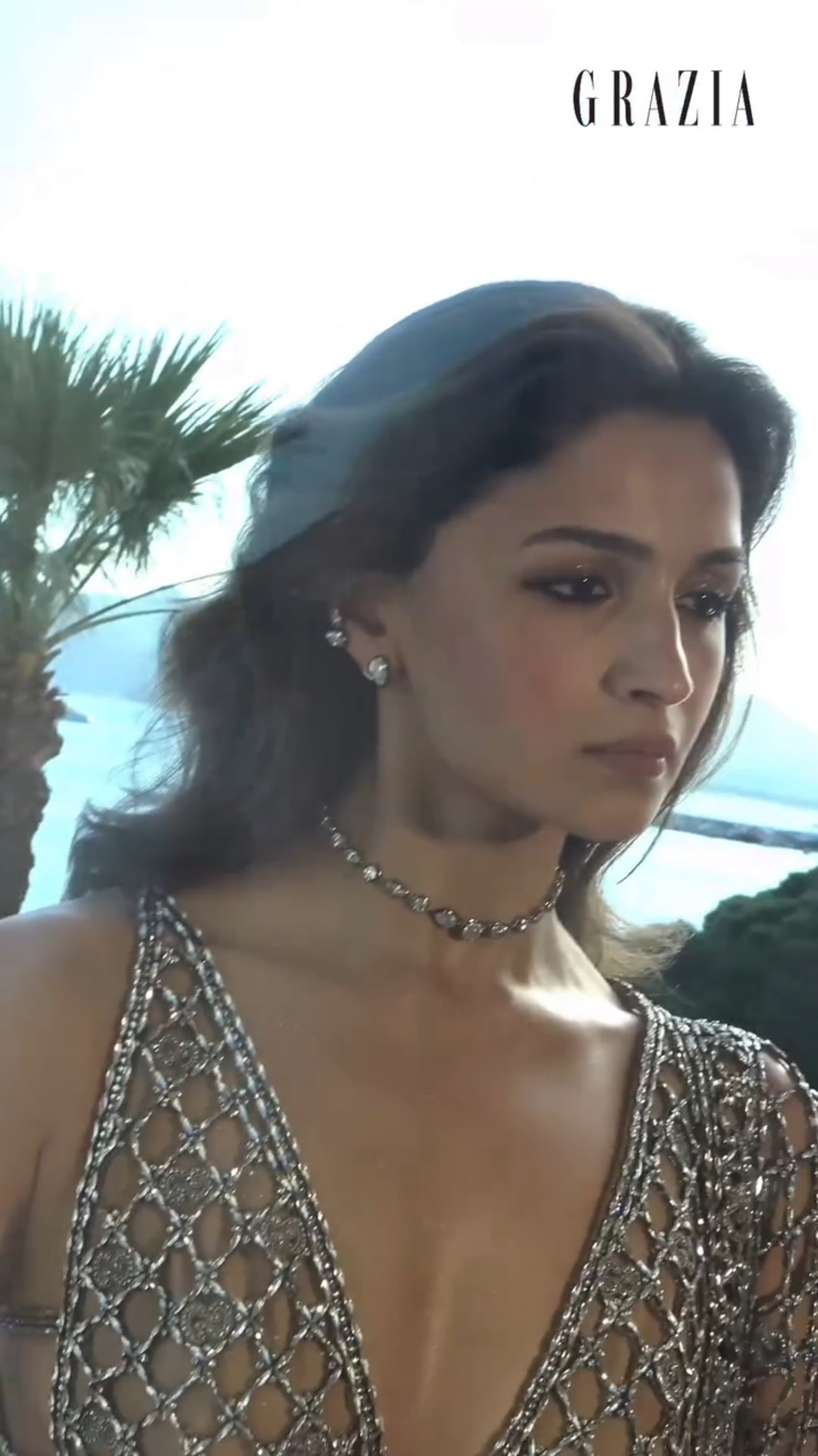 Hot and Sexy Alia Bhatt Shows Off Her Stunning Look