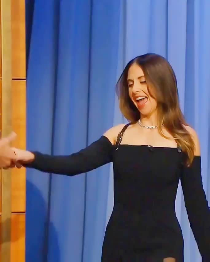 Hot and Sexy Alison Brie Shows Off Her Stunning Look on The Tonight Show