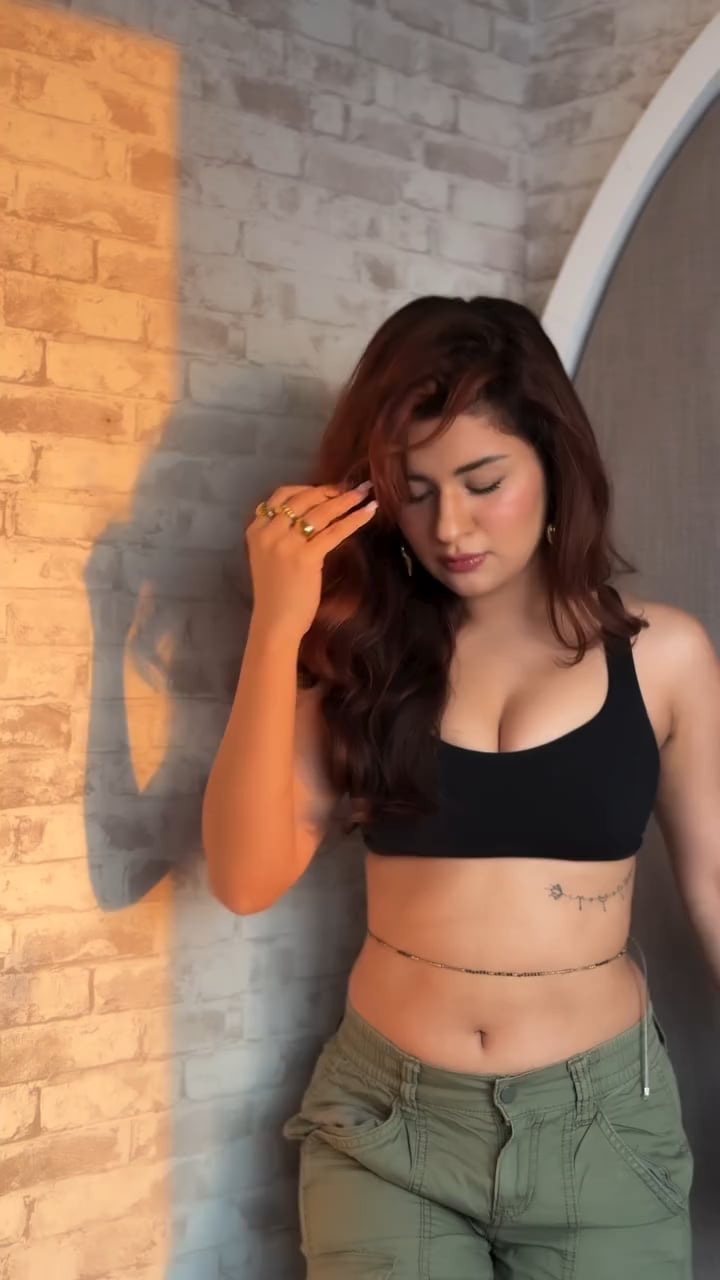 Hot and Sexy Avneet Kaur Shows Off Her Stunning Curves