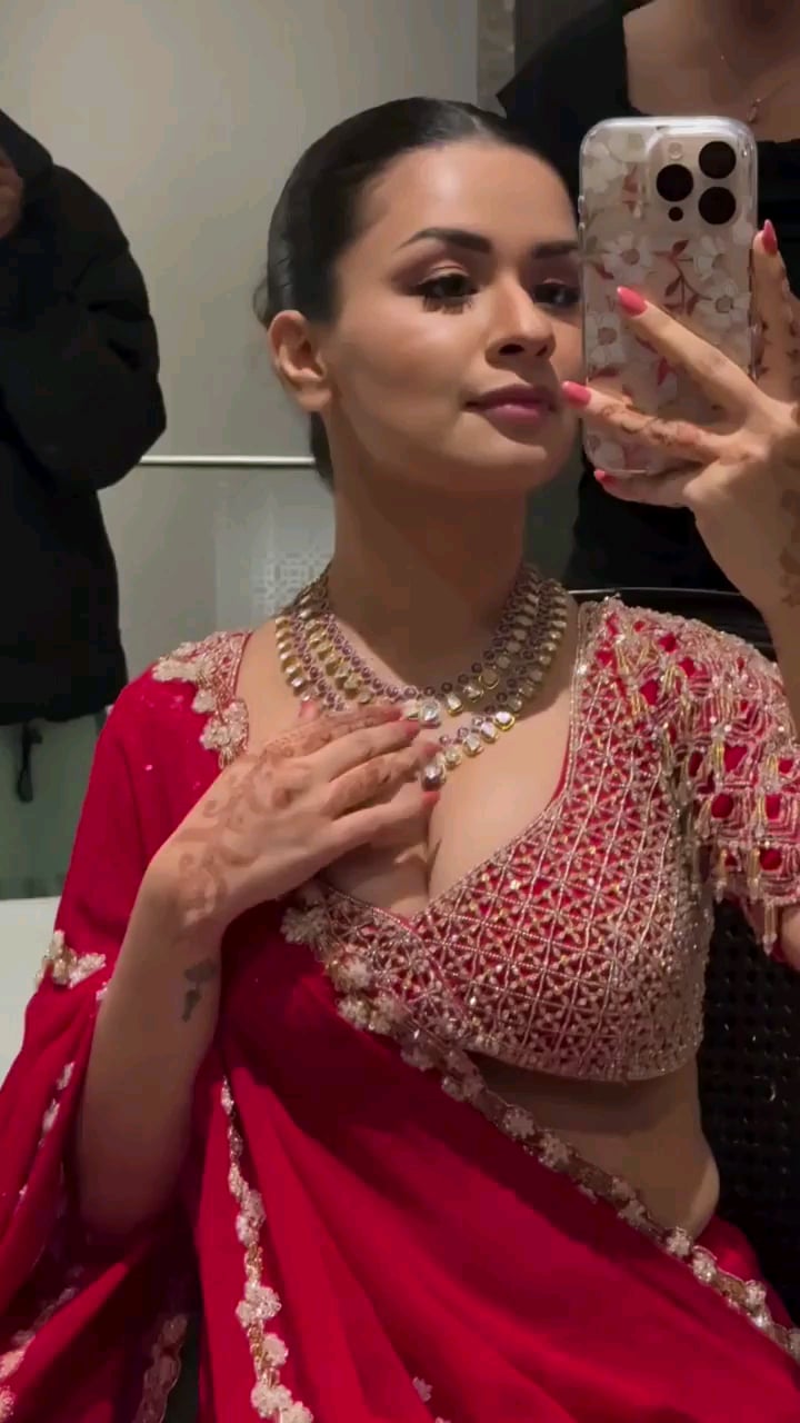 Hot and Sexy Avneet Kaur Shows Off Her Stunning Looks