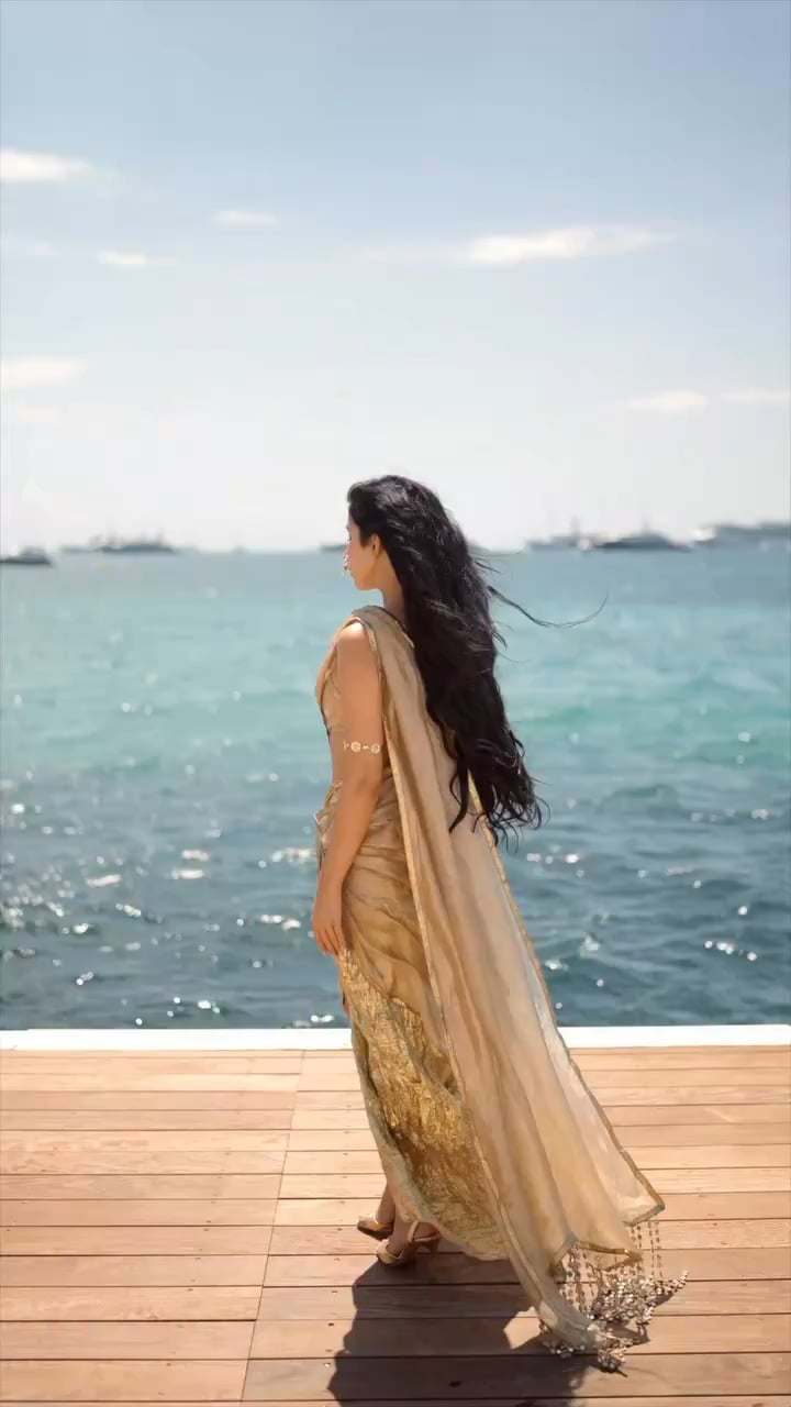 Hot and Sexy Parul Gulati Shows Off Her Curves