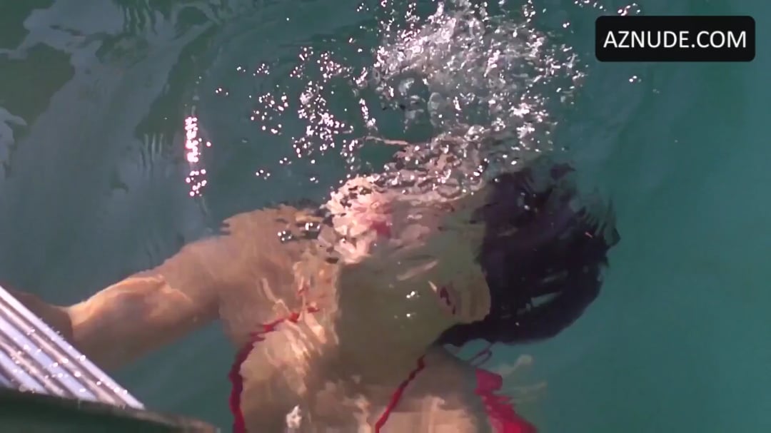 Hot and Sexy Phoebe Cates Shows Off Her Body