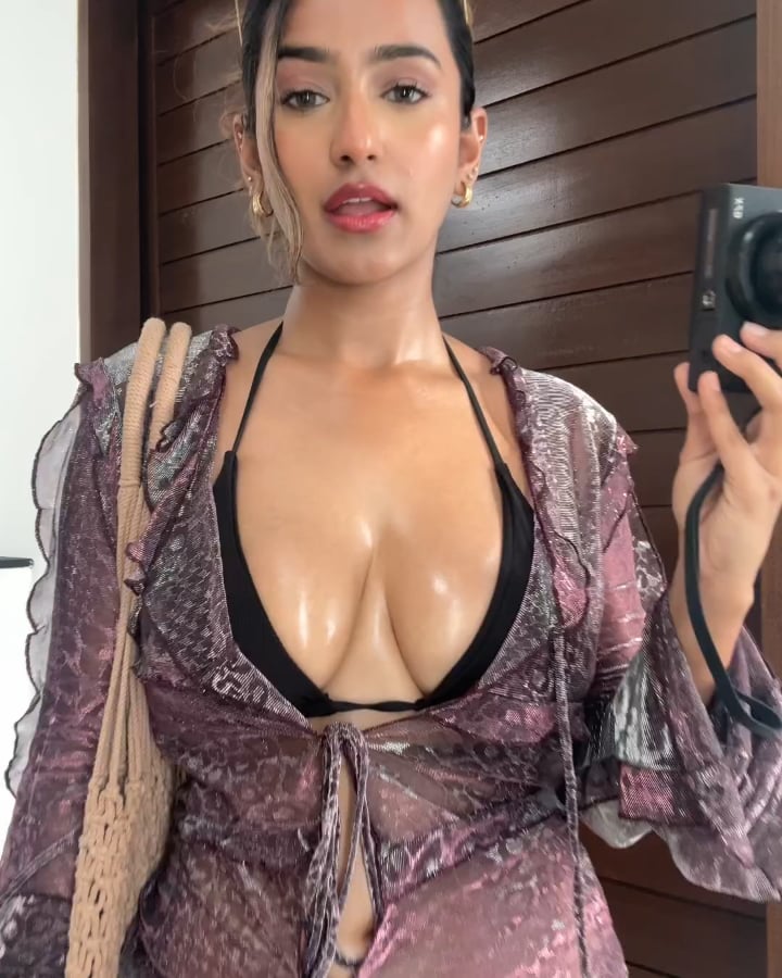 Hot and Sexy Shubna Agarwal Shows Off Her Curves