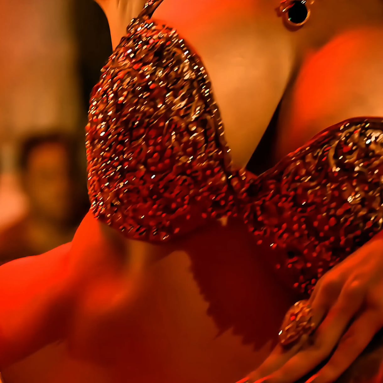 Hot and Sexy Sunny Leone Shows Off Her Curves