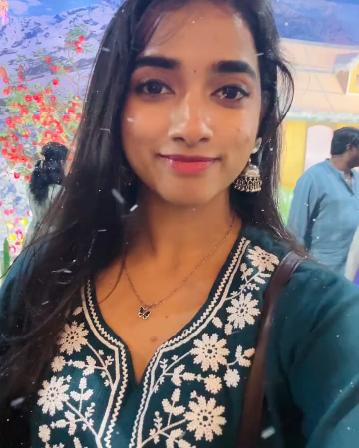 Hot and Sexy Tamizshelvi Shows Off Her Curves