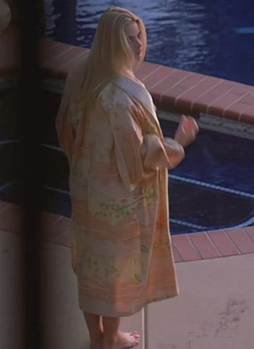 Jaime Pressly’s Sultry Transformation from Fully Clothed to Daringly Nude