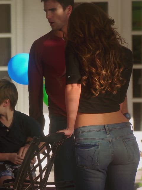 Jennifer Love Hewitt Shows Off Her Stunning Hot Butt
