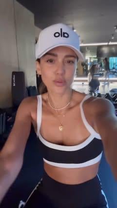 Jessica Alba Looks Hot in Sexy Outfits