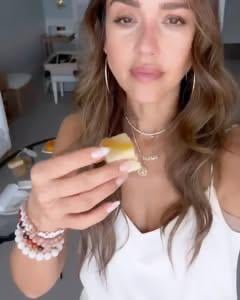 Jessica Alba’s Hot and Sexy Cleavage Show