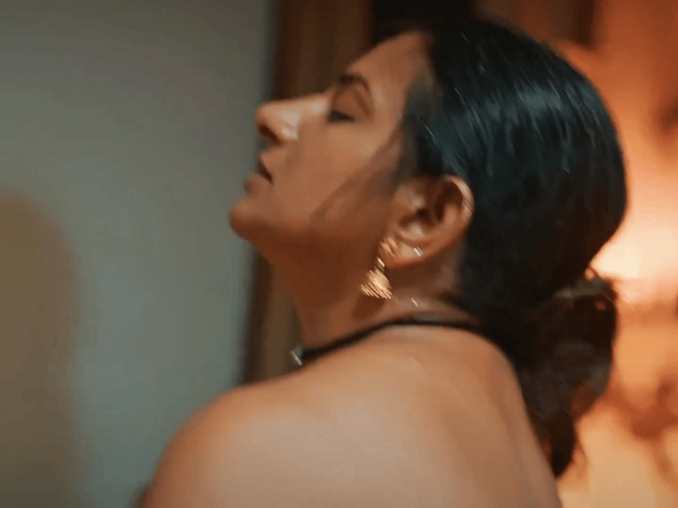 Jonita D’Cruz’s hot scene in Shatir S01E01 (2025)