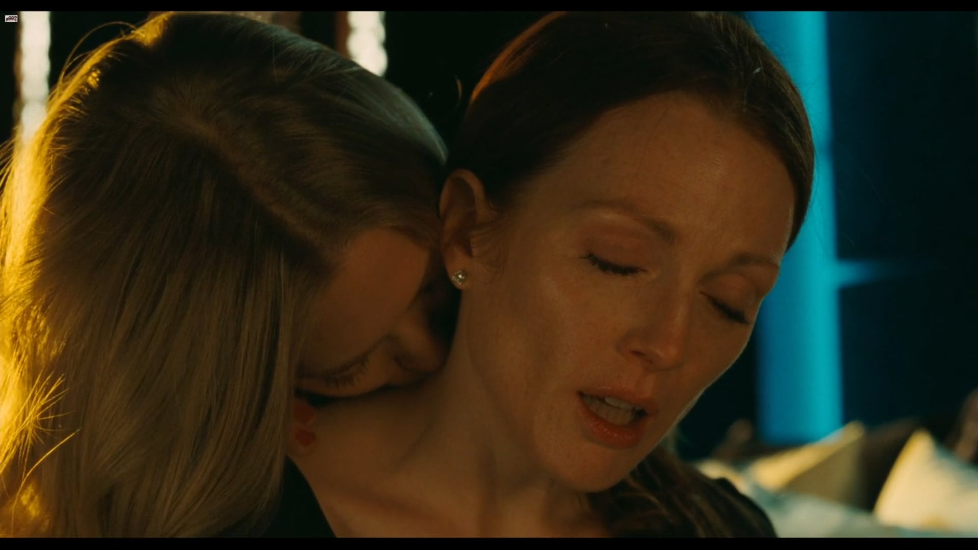 Julianne Moore and Amanda Seyfried in steamy nude scenes from Chloe (2009)