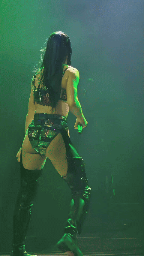 Katy Perry’s Sexy Ass Steals the Show