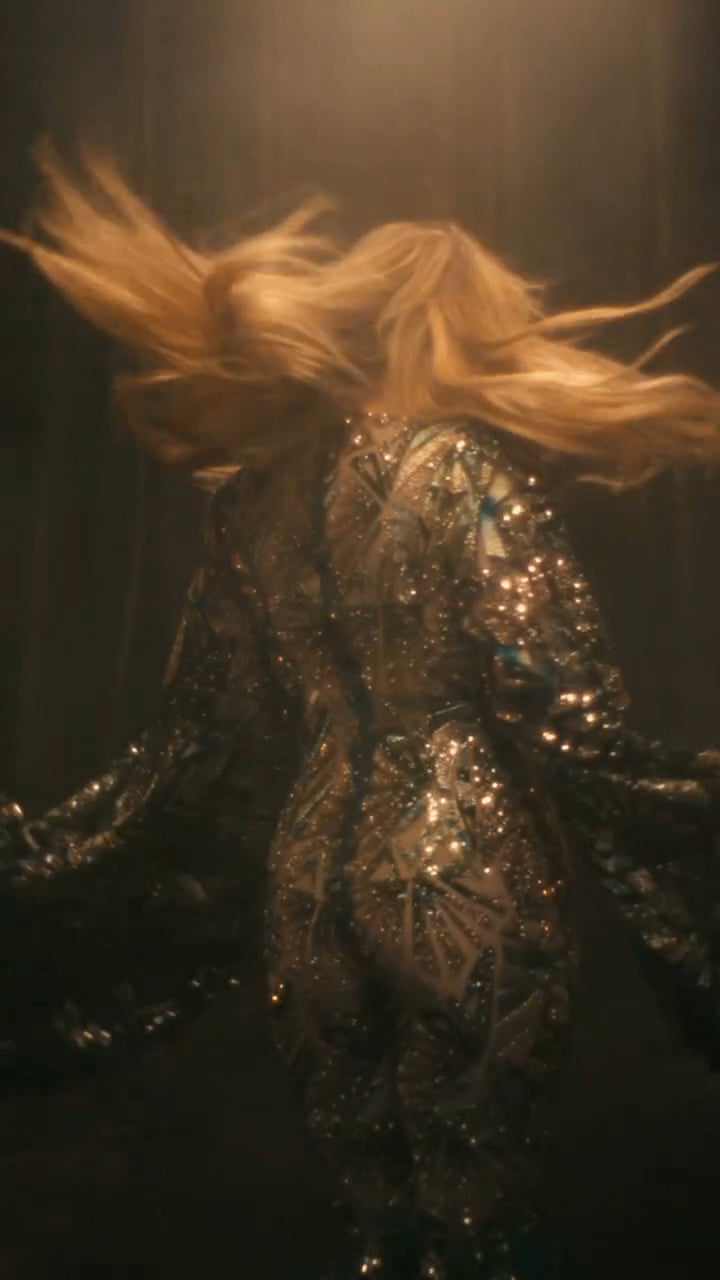 Kelly Clarkson Shows Off Her Hot Style in Sexy Outfits