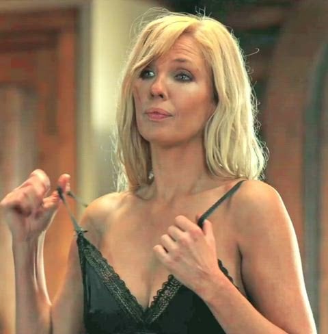 Kelly Reilly Unleashed: The Sultry Contrast Between Dressed and Undressed