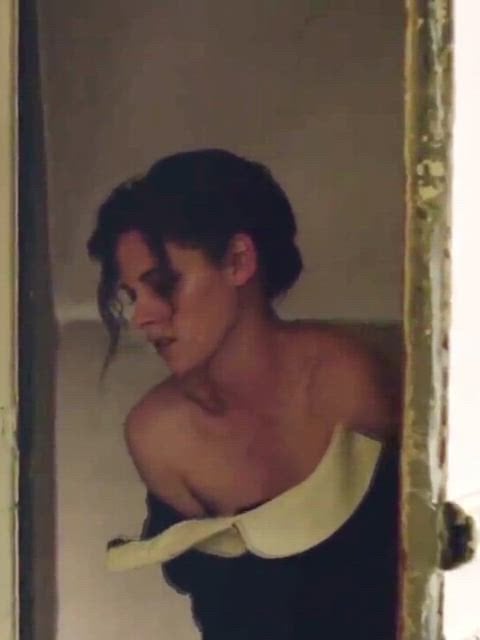 Kristen Stewart’s Sexy Moments That You Can’t Miss