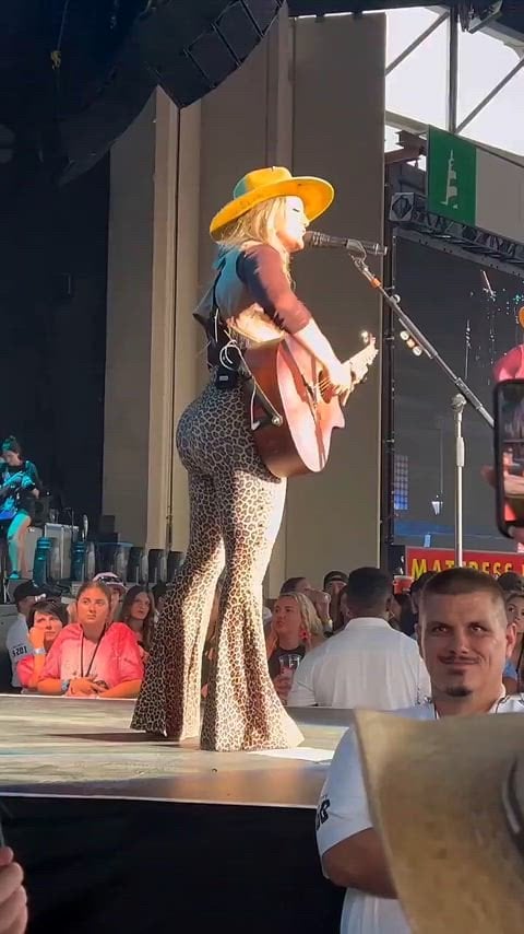 Lainey Wilson’s Sexy Ass Steals the Show