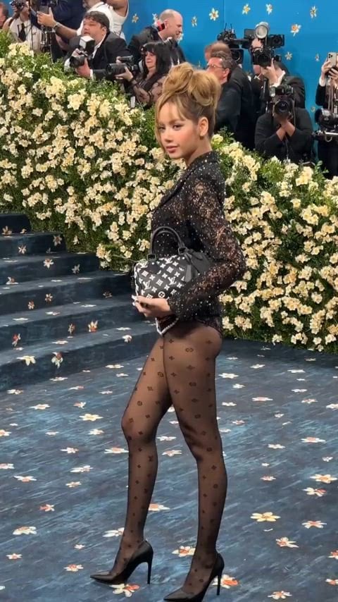 Lalisa Shows Off Her Hot Ass in Stunning Reveal